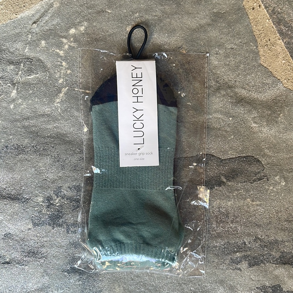 Lucky Honey
The Sneaker Grip Sock - Picture 5 of 6